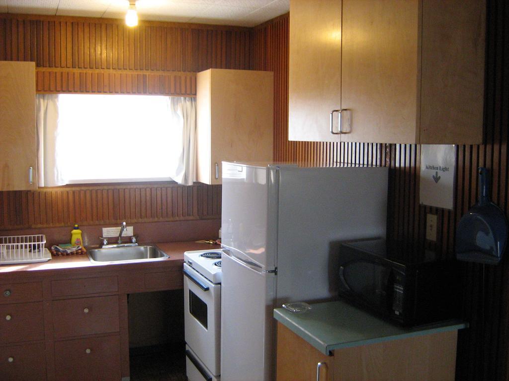 Airport Inn Quesnel Room photo
