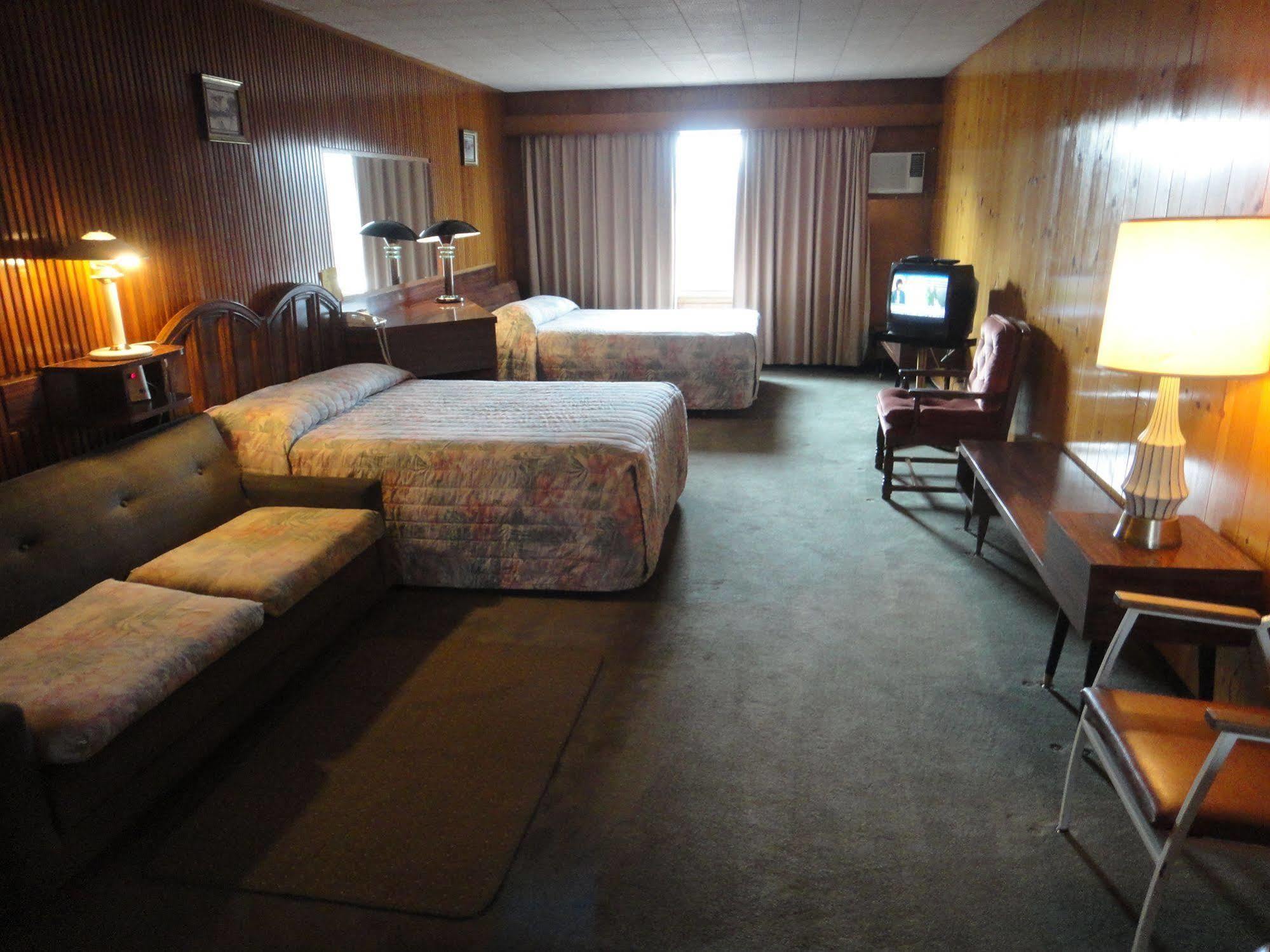 Airport Inn Quesnel Exterior photo